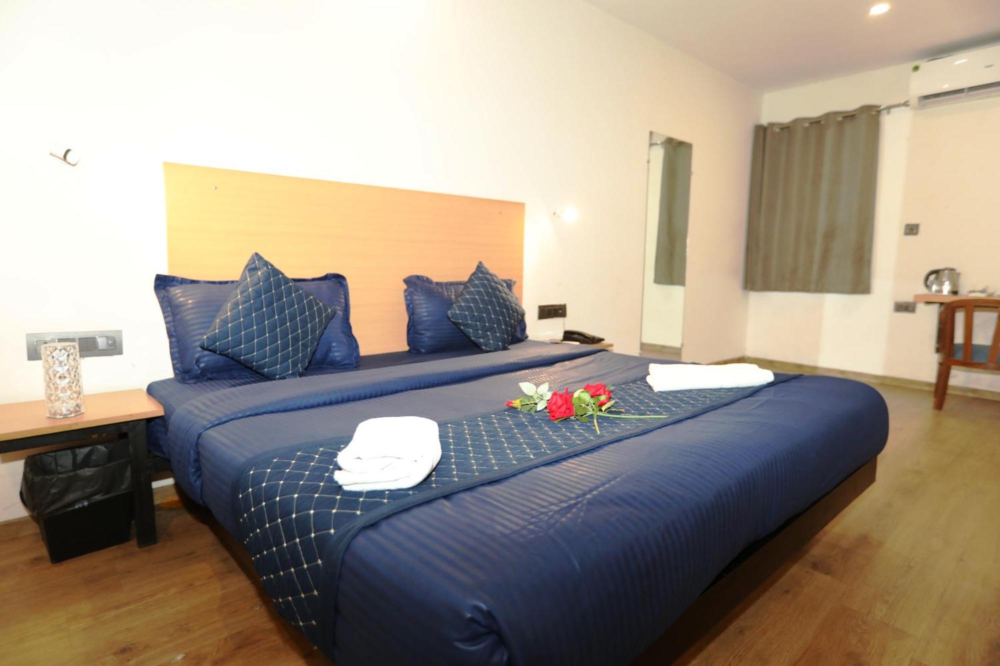 Hotel Noida Grand Sec 58 Exteriör bild