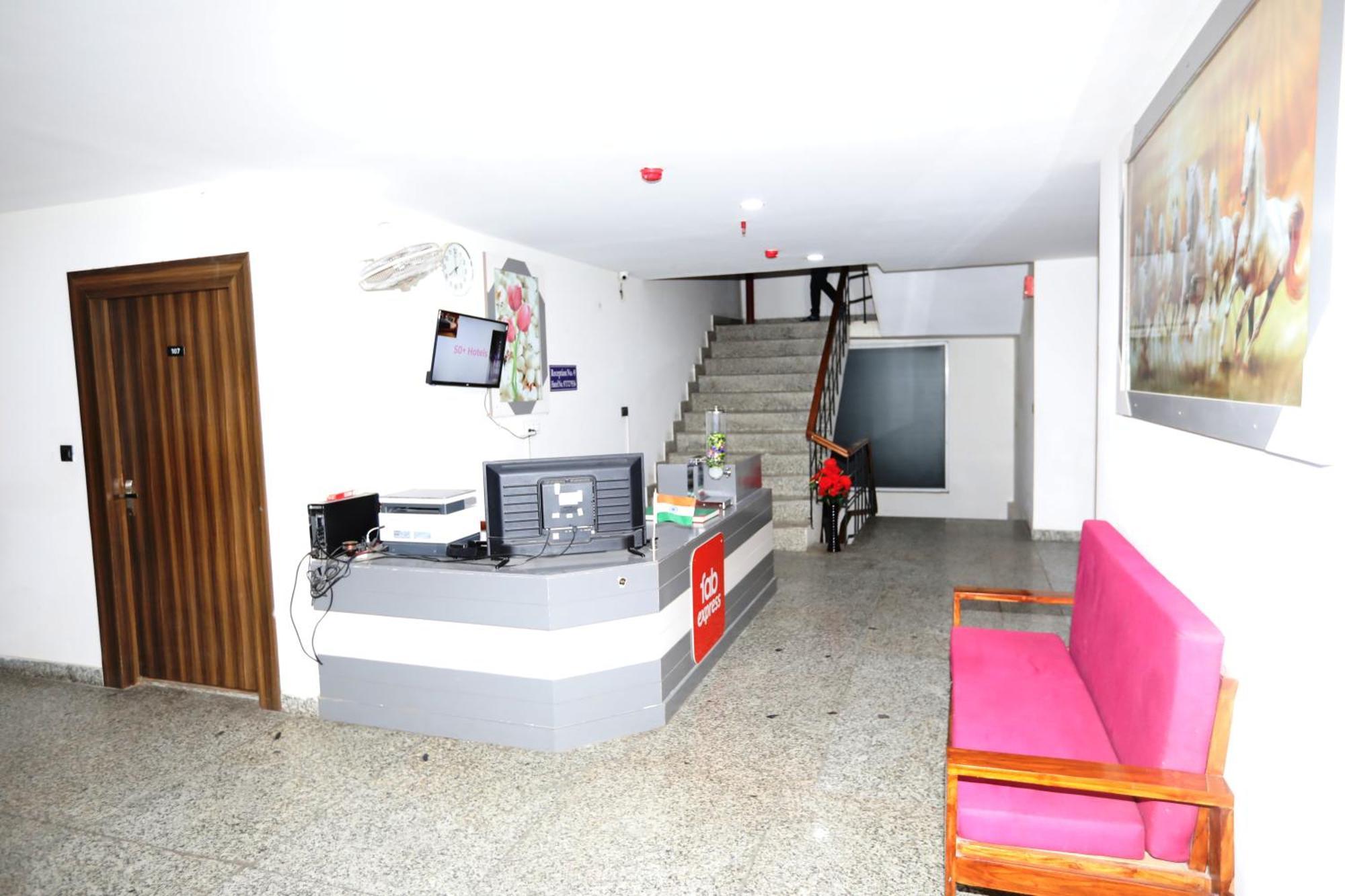 Hotel Noida Grand Sec 58 Exteriör bild